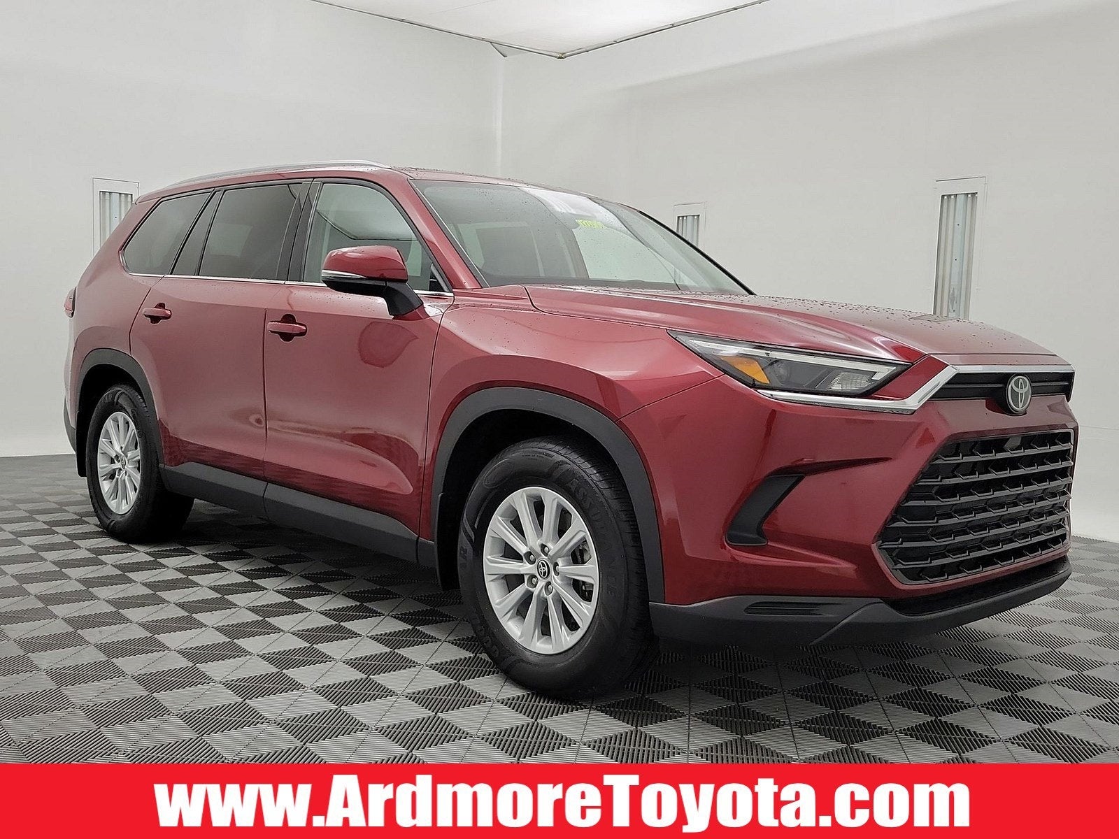 Used 2024 Toyota Grand Highlander XLE with VIN 5TDAAAB54RS013134 for sale in Wynnewood, PA